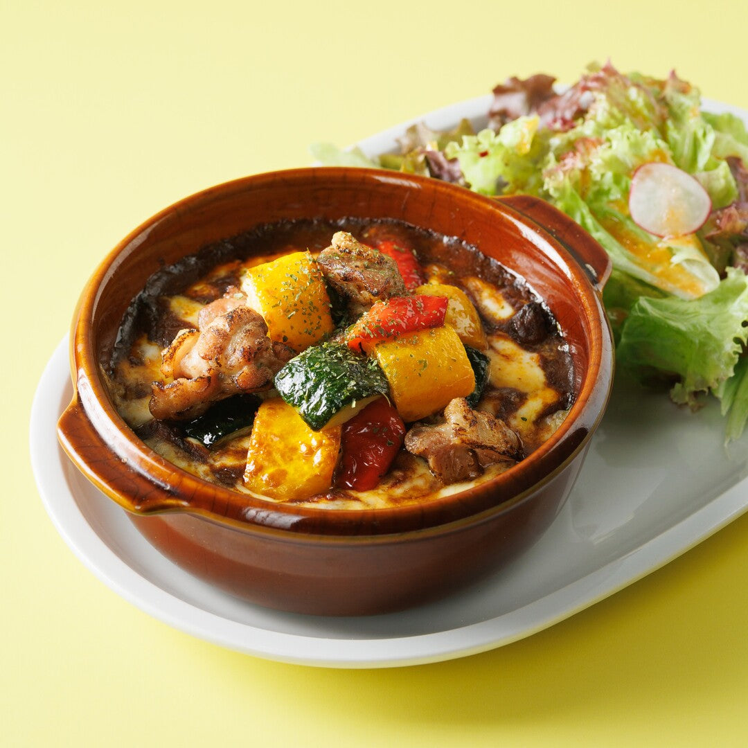 【季節・店舗限定商品】『グリル野菜とチキン＆ビーフの焼きチーズカレードリア』7/1（水）より販売中！